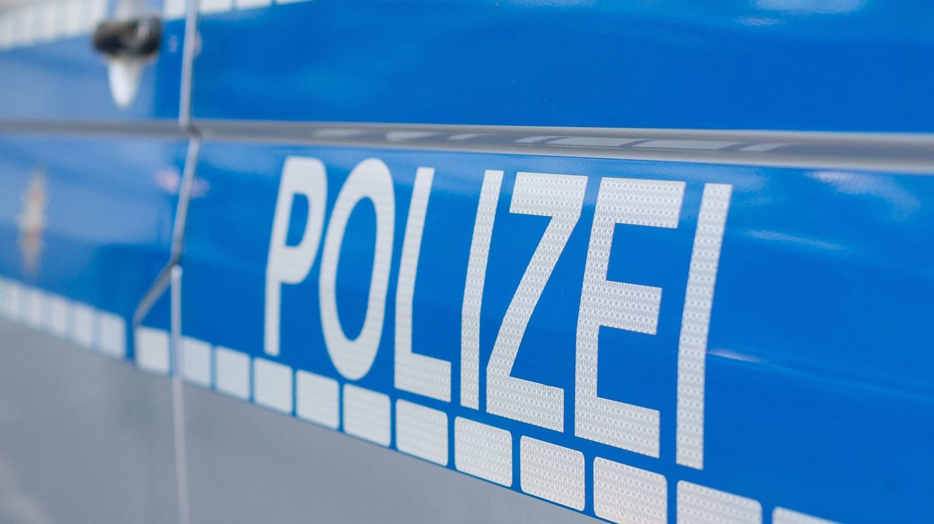 Polizei im Einsatz: Zwei Männer überrumpelten einen 36-Jährigen, als dieser aus der Dusche kam. (Symbolbild) Polizei im Einsatz: Zwei Männer überrumpelten einen 36-Jährigen, als dieser aus der Dusche kam. (Symbolbild)