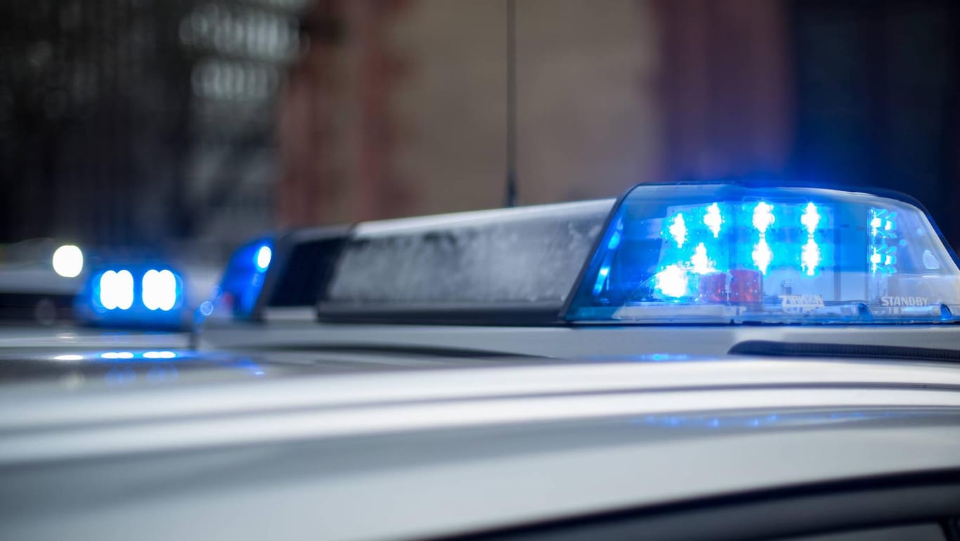 Blaulicht der Polizei: Bei einem Unfall in Duisburg flog ein Auto 12 Meter durch die Luft. (Symbolbild)