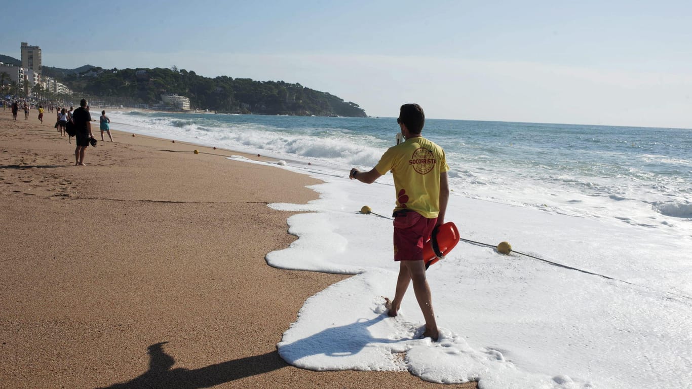 Ein Rettungsschwimmer am Meer: An Stränden in Spanien sind Kippen und das Rauchen zunehmend unerwünscht. Die Touristen-Hochburg Lloret de Mar macht nun auch mit.
