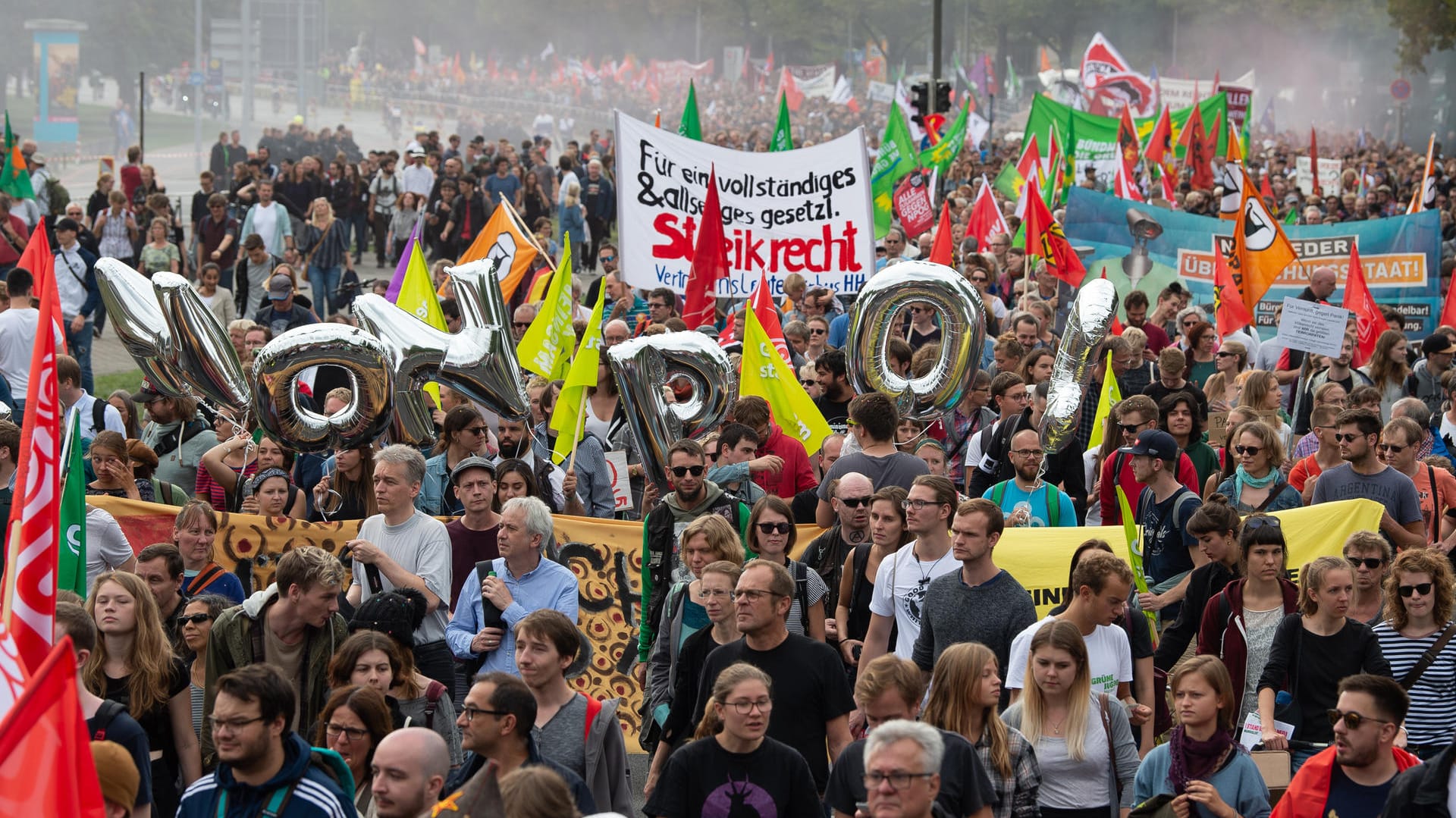 Demonstration in Hannover: Tausende Menschen haben sich gegen das neue Polizeigesetz ausgesprochen. Demonstration in Hannover: Tausende Menschen haben sich gegen das neue Polizeigesetz ausgesprochen.