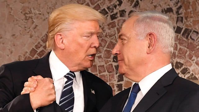 Der israelische Ministerpräsident Benjamin Netanjahu (r) und US-Präsident Donald Trump geben sich die Hand. Der israelische Ministerpräsident Benjamin Netanjahu (r) und US-Präsident Donald Trump geben sich die Hand.