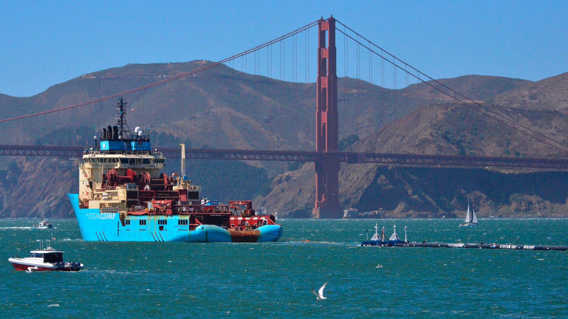 San Francisco: Ein Schiff schleppt das erste schwimmende Abfallsammelgerät "The Ocean Cleanup" in Richtung der Golden Gate Bridge.