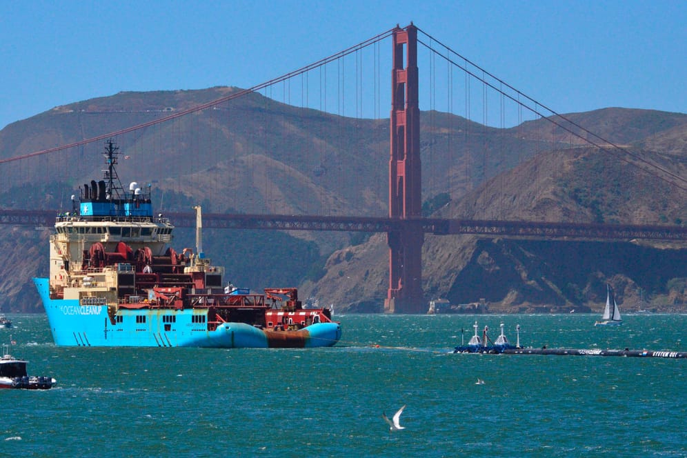 San Francisco: Ein Schiff schleppt das erste schwimmende Abfallsammelgerät "The Ocean Cleanup" in Richtung der Golden Gate Bridge.