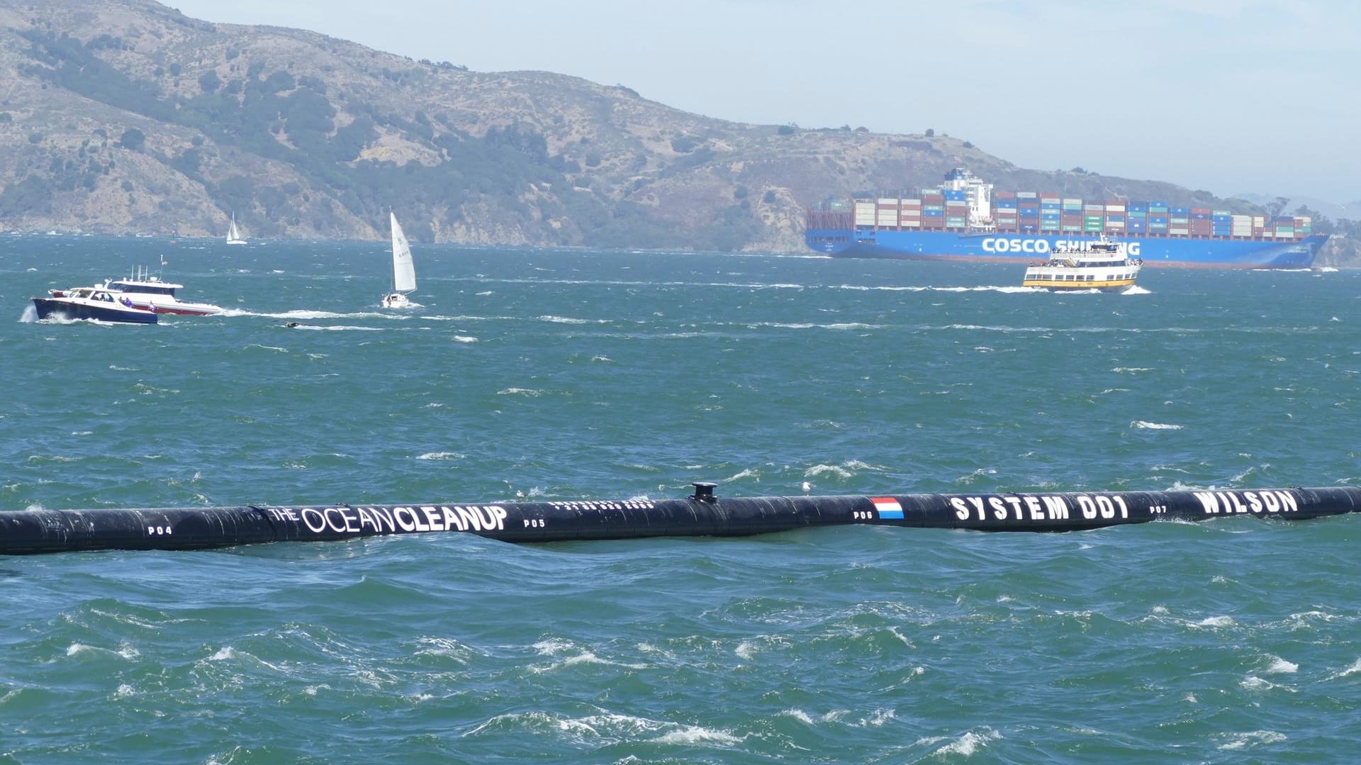 Das erste schwimmende Abfallsammelgerät: Ein 600 Meter langes schwimmendes Rohr, an dem eine Art Vorhang drei Meter tief ins Wasser hängt, wurde mit Hilfe eines Schleppschiffs von Alameda bei San Francisco auf das offene Meer gezogen.