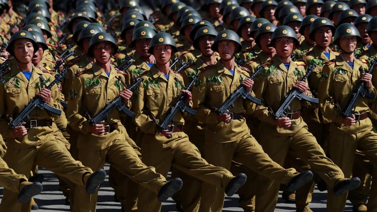 Nordkoreanische Soldaten: Bei der Parade zum 70. Gründungstag Nordkoreas wurden keine Interkontinentalraketen präsentiert.