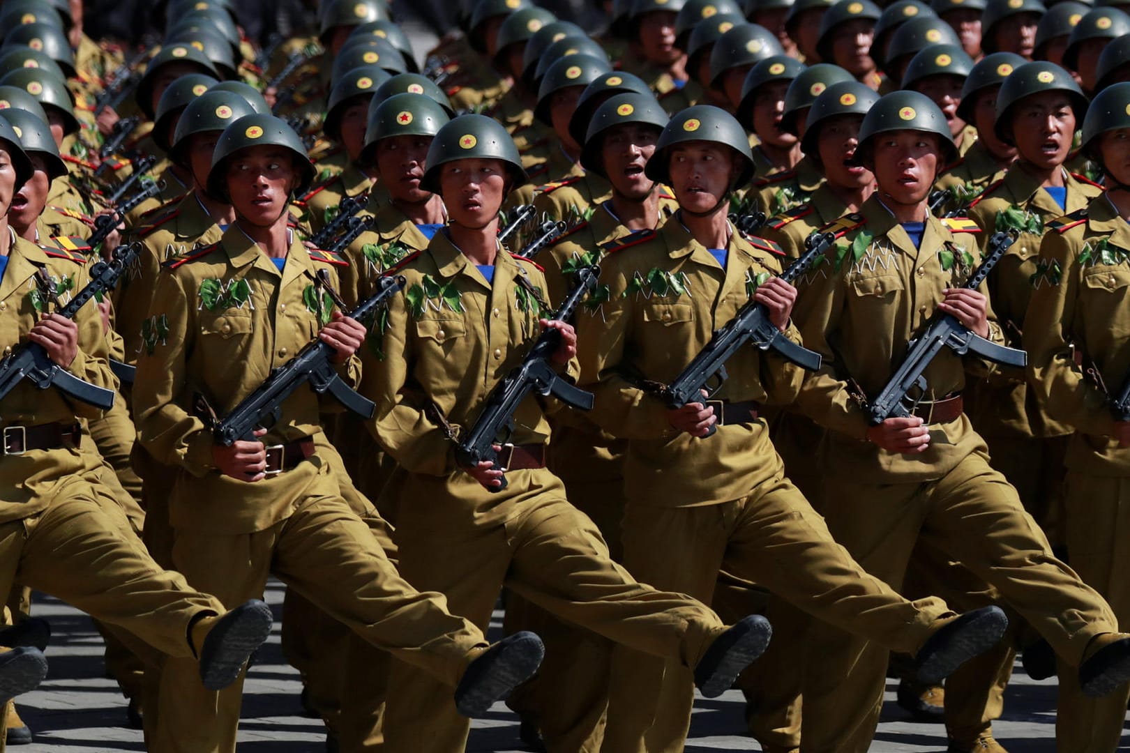 Nordkoreanische Soldaten: Bei der Parade zum 70. Gründungstag Nordkoreas wurden keine Interkontinentalraketen präsentiert.