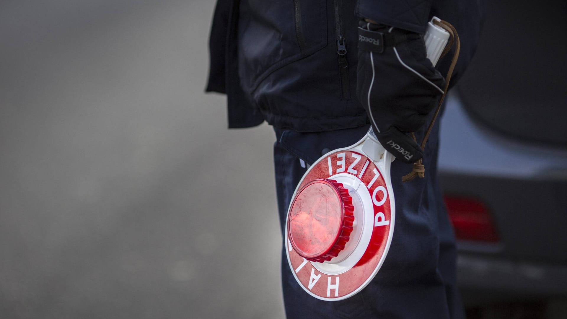 Polizeikontrolle: Der angehaltene Rollerfahrer hat gleich gegen mehrere Regeln verstoßen. (Symbolbild) Polizeikontrolle: Der angehaltene Rollerfahrer hat gleich gegen mehrere Regeln verstoßen. (Symbolbild)