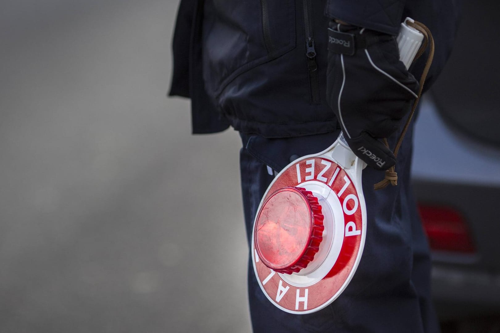 Polizeikontrolle: Der angehaltene Rollerfahrer hat gleich gegen mehrere Regeln verstoßen. (Symbolbild)