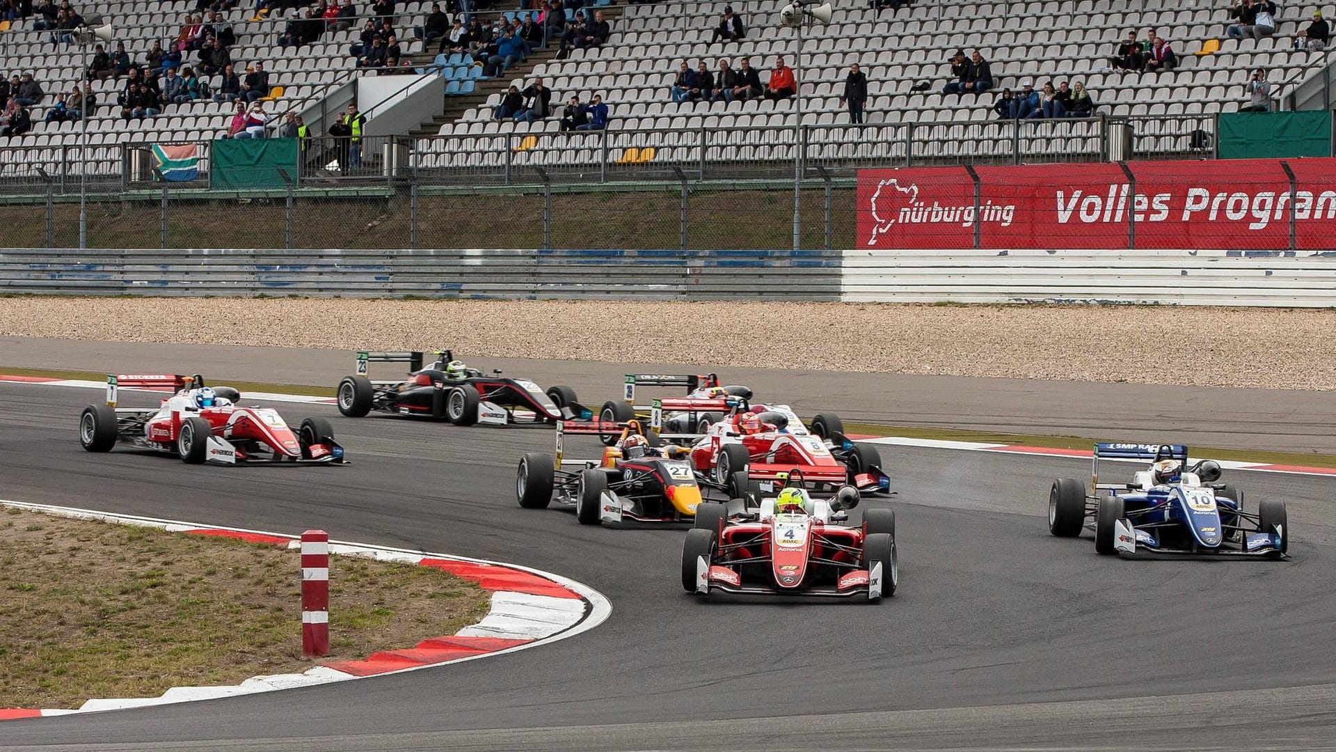 Erste Kurve, schon in Führung: Mick Schumacher beim Rennen auf dem Nürburgring.