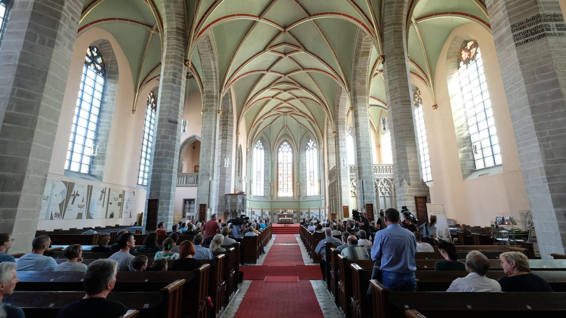 Trauer: Menschen gedenken während einer Andacht in der St.-Jacob-Kirche in Köthen des getöteten 22-Jährigen.