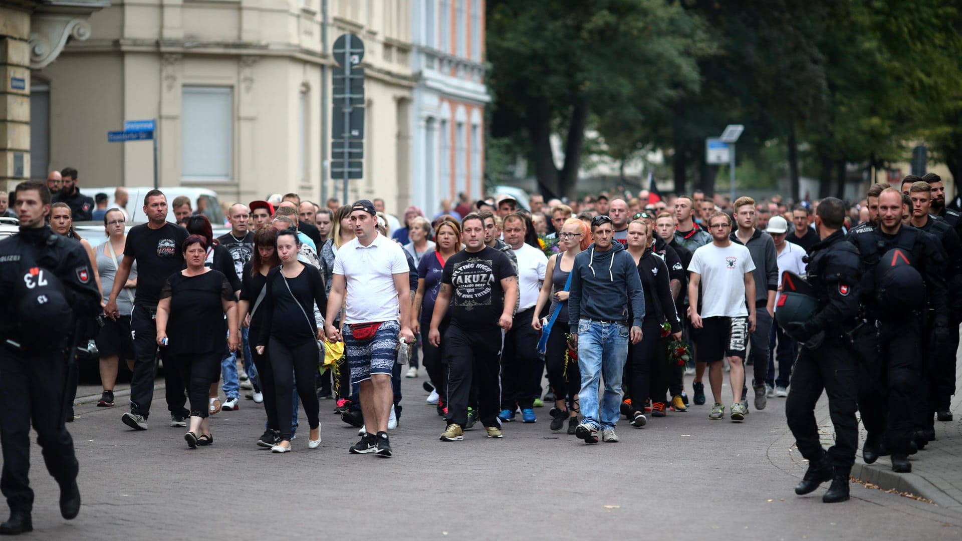 "Trauermarsch": 2500 Menschen zogen in Köthen zur Stelle des Streits mit tödlichem Ausgang für Markus B. und dann zurück Darunter waren bekannte Neonazis, aber auch Freunde und Angehörige des jungen Mannes.