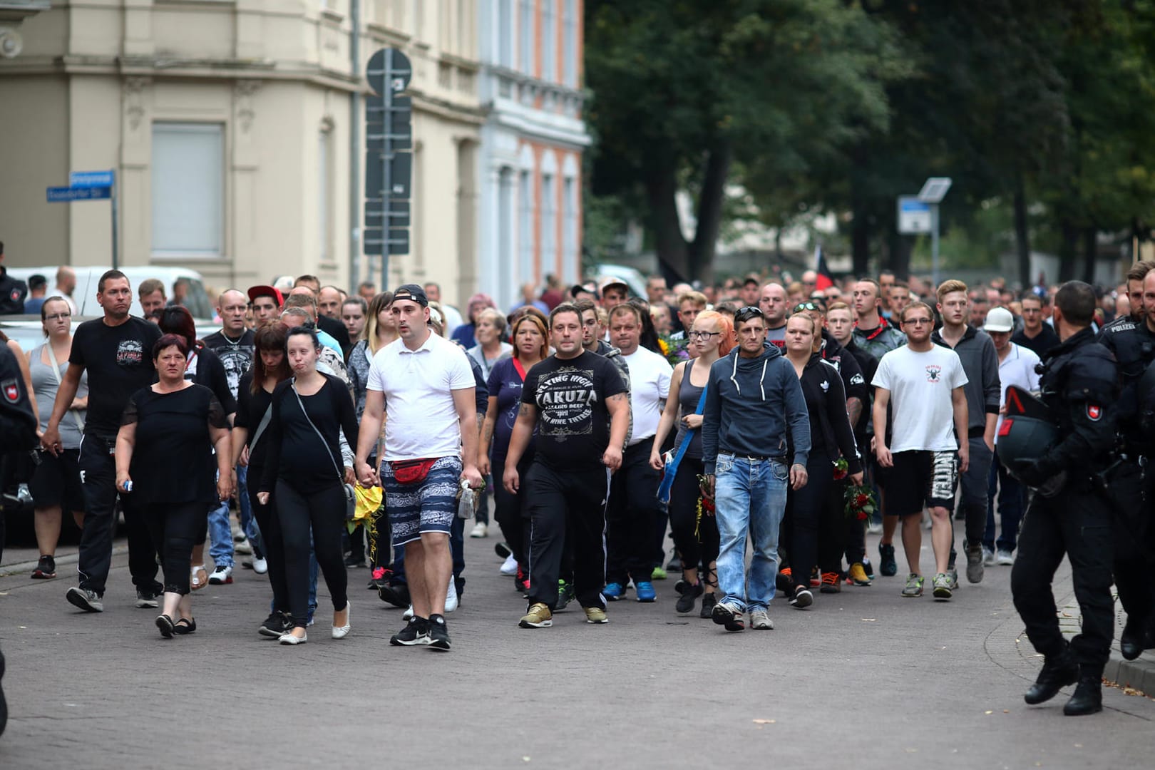 "Trauermarsch": 2500 Menschen zogen in Köthen zur Stelle des Streits mit tödlichem Ausgang für Markus B. und dann zurück Darunter waren bekannte Neonazis, aber auch Freunde und Angehörige des jungen Mannes.