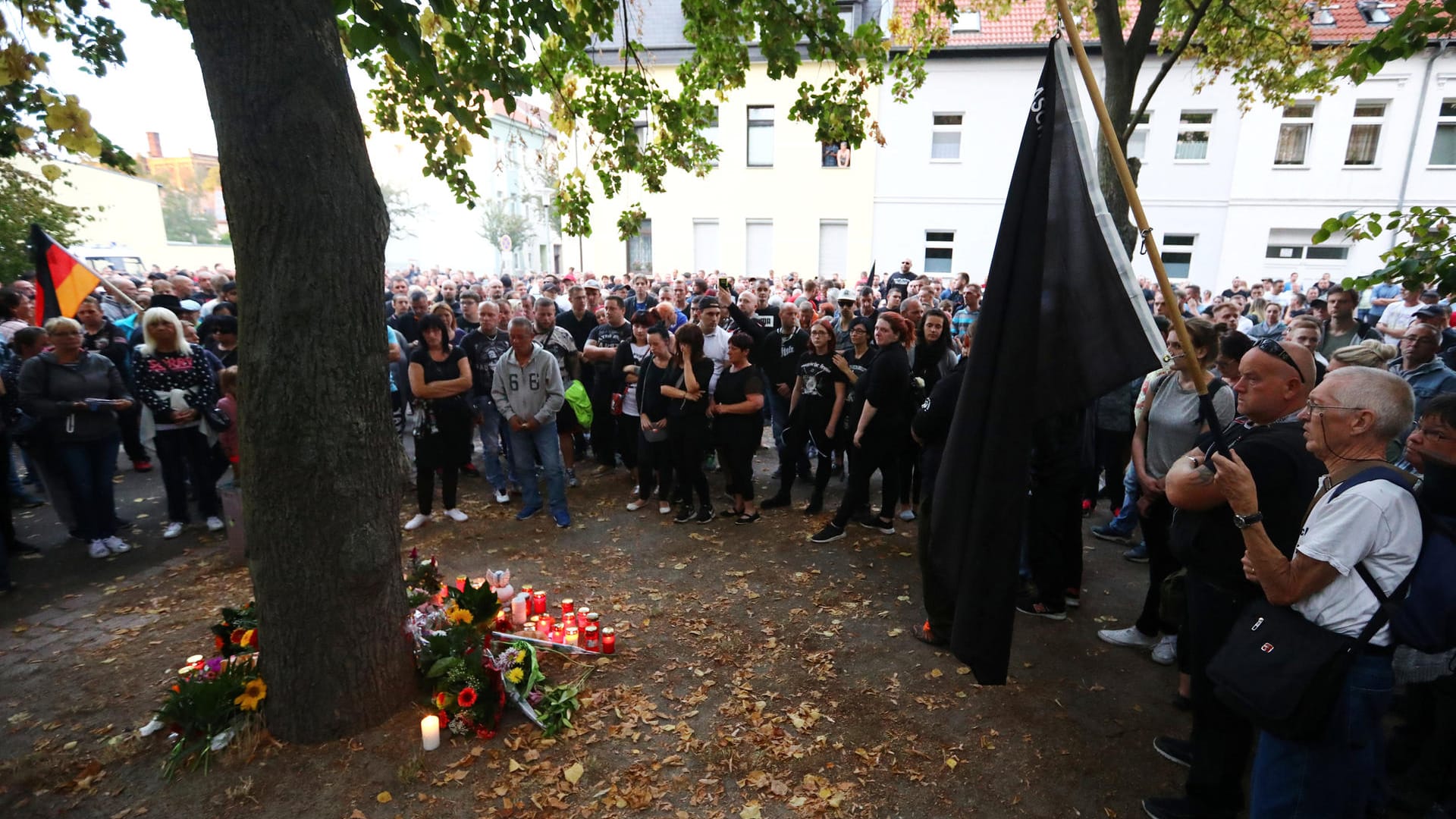 An der Gedenkstelle verharrte der Zug schweigend, Menschen zündeten Feuerzeuge und Kerzen an.