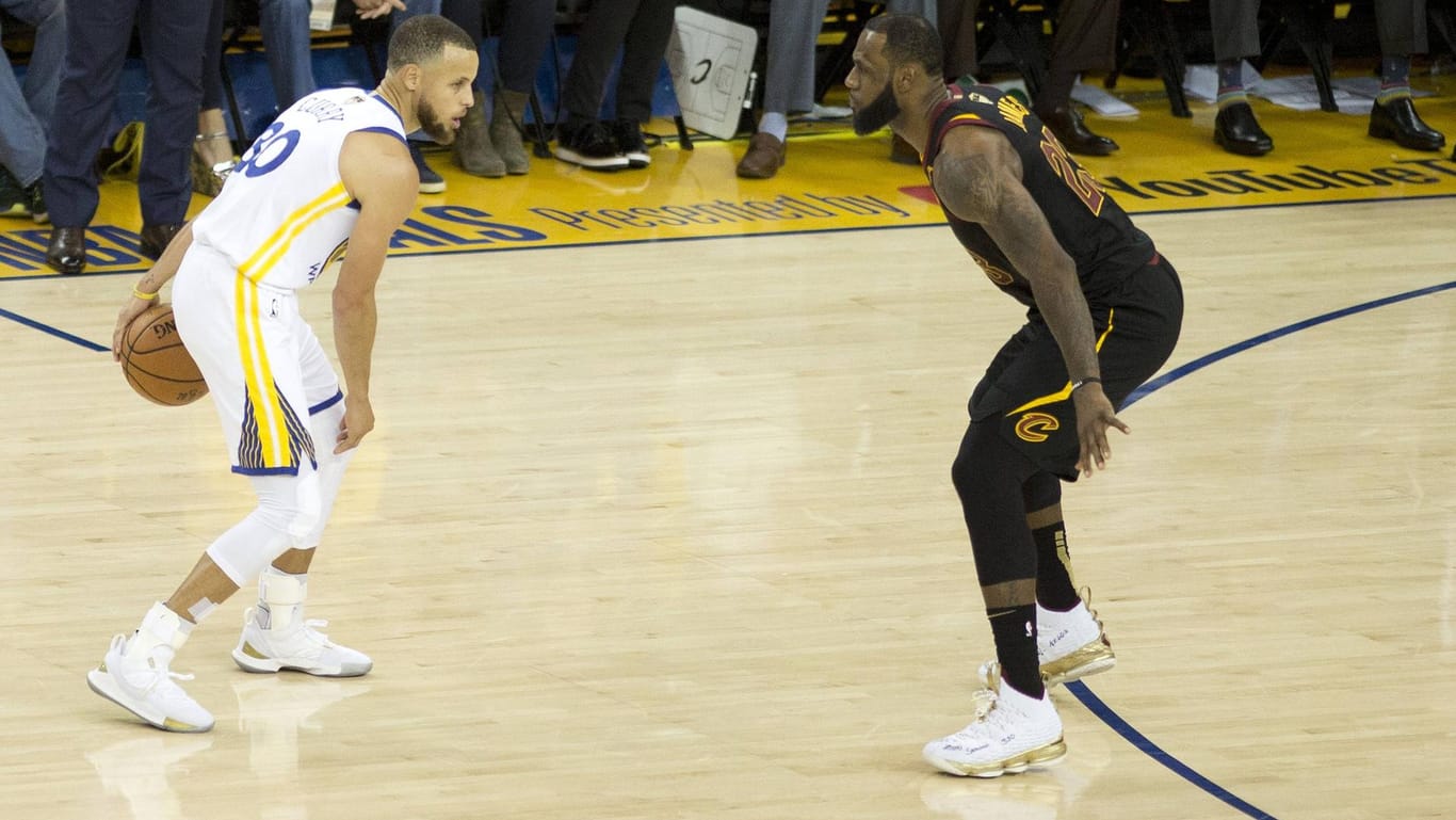 Duell: James (r.) im Cleveland-Cavaliers-Trikot gegen Warriors-Star Stephen Curry in den Finalspielen der letzten Saison.