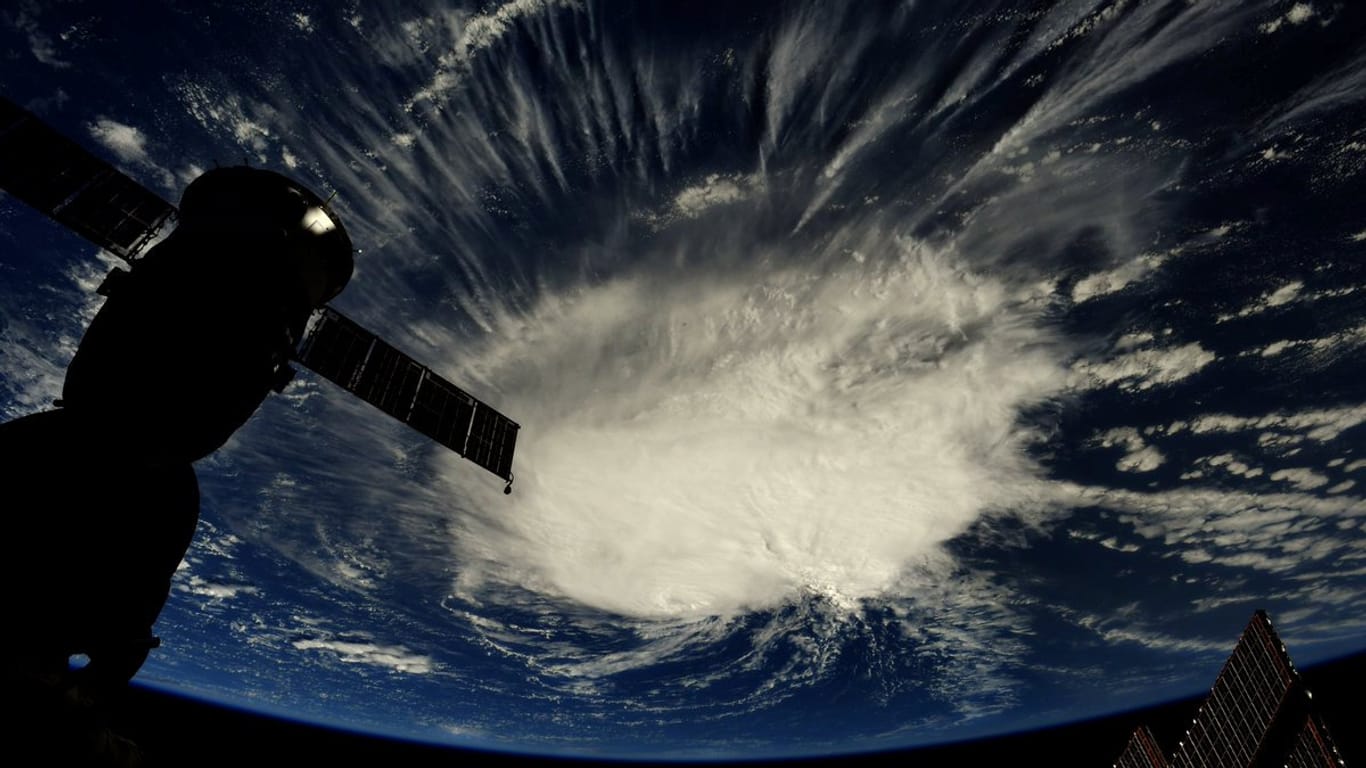 Bild aus der ISS: Florence über dem Atlantischen Ozean.