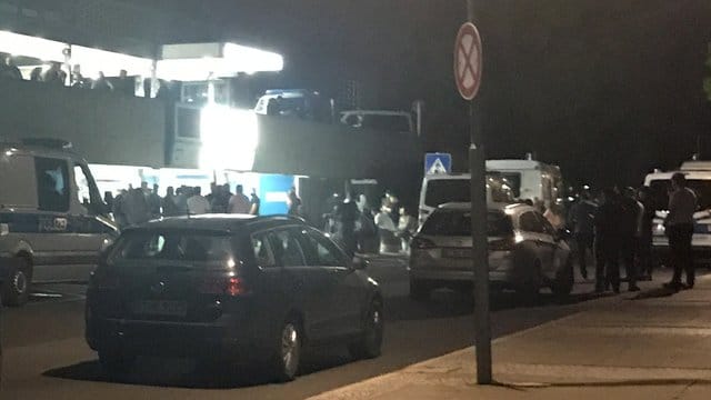 Zahlreiche Menschen haben sich vor dem Benjamin Franklin Klinikum versammelt. Zahlreiche Menschen haben sich vor dem Benjamin Franklin Klinikum versammelt.