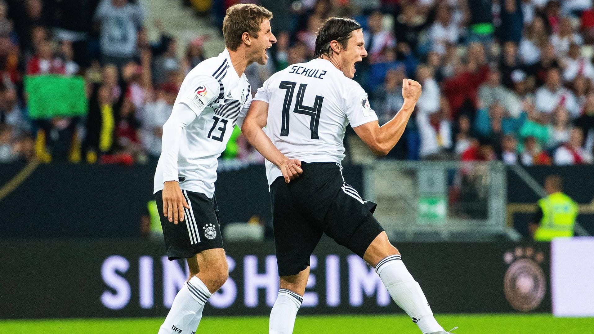 Matchwinner: Nico Schulz (r.) jubelt mit Teamkollege Thomas Müller.