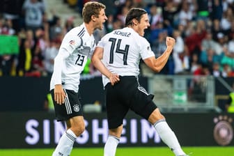 Matchwinner: Nico Schulz (r.) jubelt mit Teamkollege Thomas Müller.