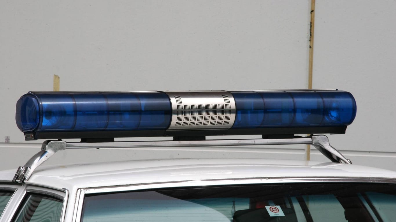 Das Blaulicht eines Polizeiwagens: In Paris hat ein Mann mit einem Messer um sich gestochen. Sieben Menschen wurden verletzt.