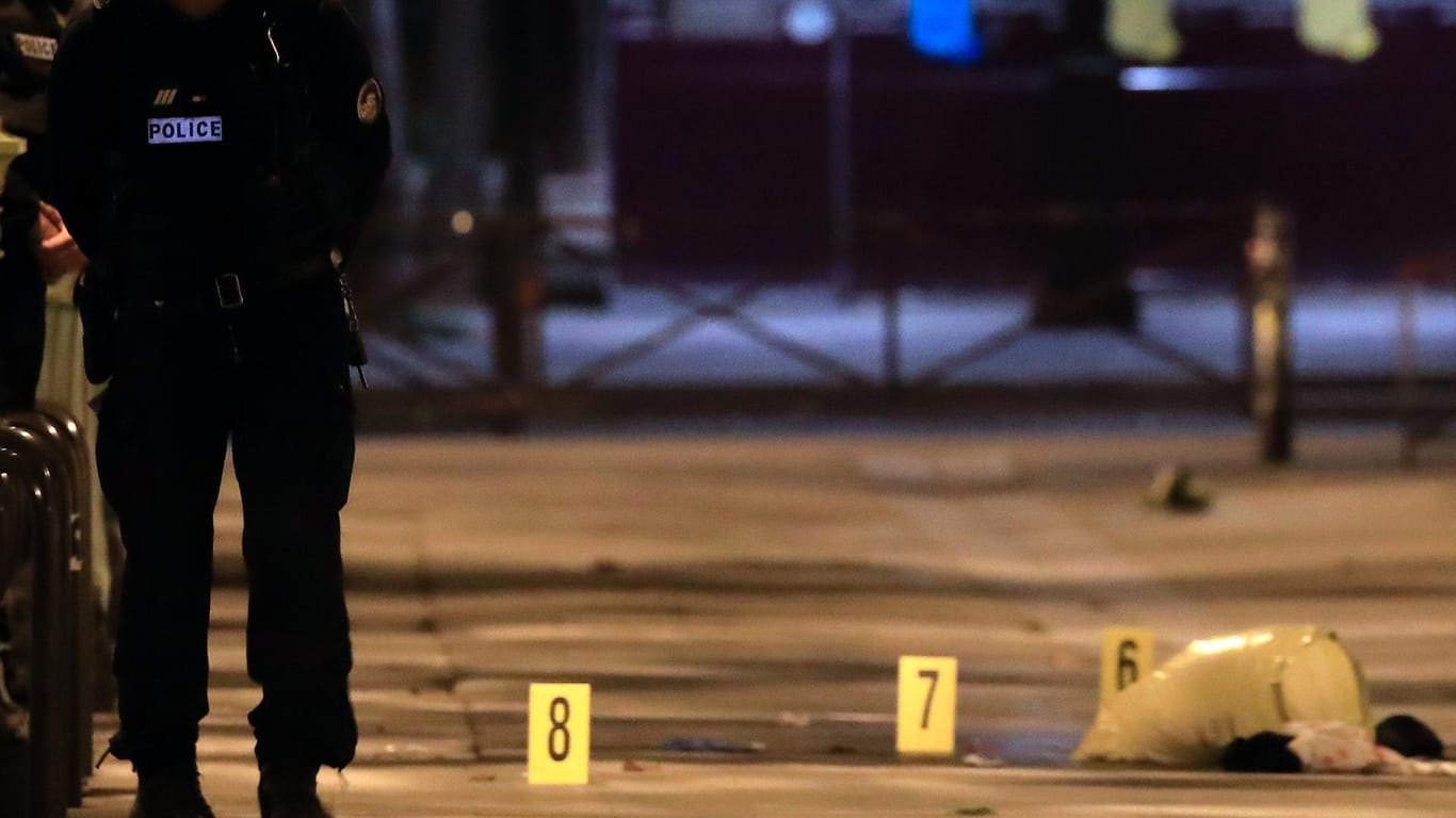 Der Tatort einer Messerstecherei in Paris: Ein Mann hat hier am Sonntagabend wahllos auf Passanten eingestochen.