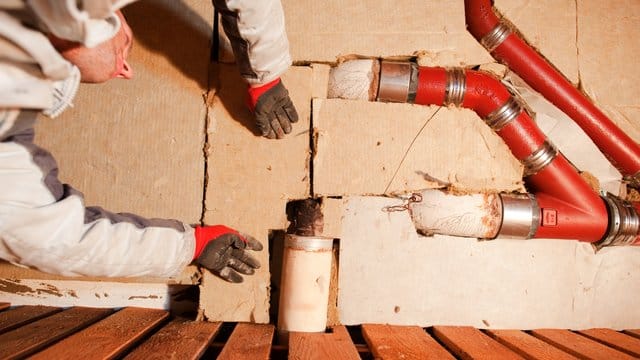 Beim Dämmen der Kellerdecke müssen Rohre rundherum verkleidet werden.