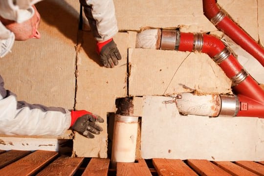 Beim Dämmen der Kellerdecke müssen Rohre rundherum verkleidet werden.