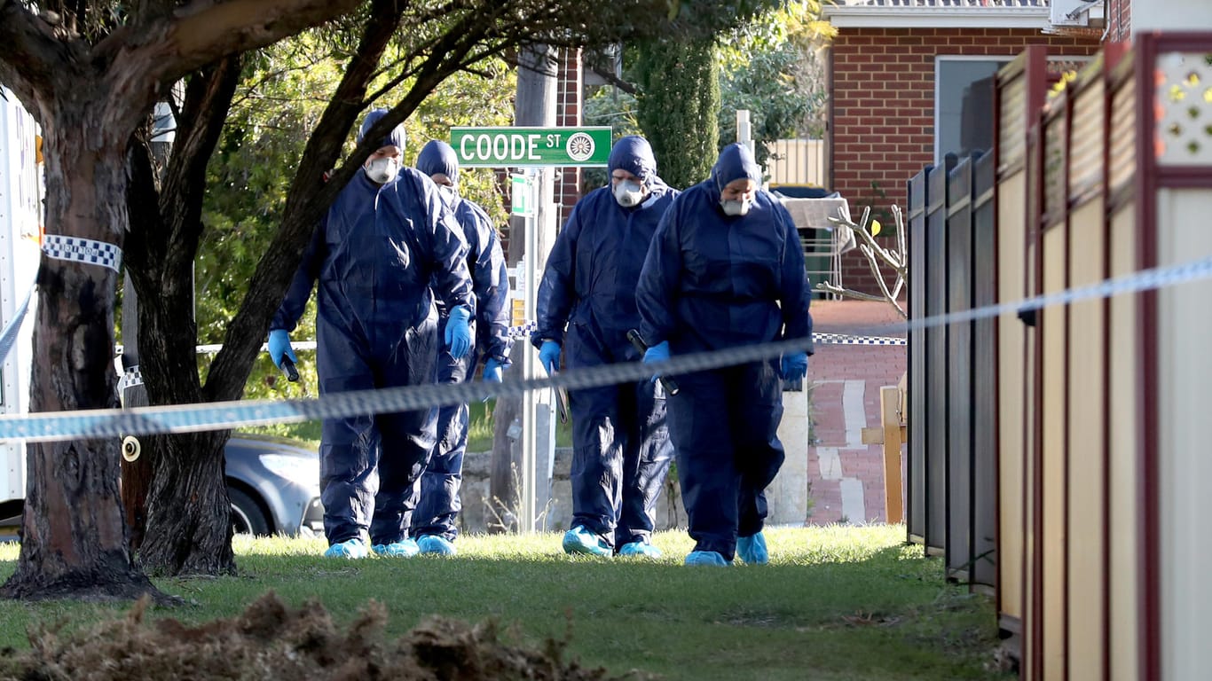 Mitarbeiter der Spurensicherung am Tatort: In der australischen Stadt Perth sind fünf Menschen in einem Wohnhaus getötet worden.