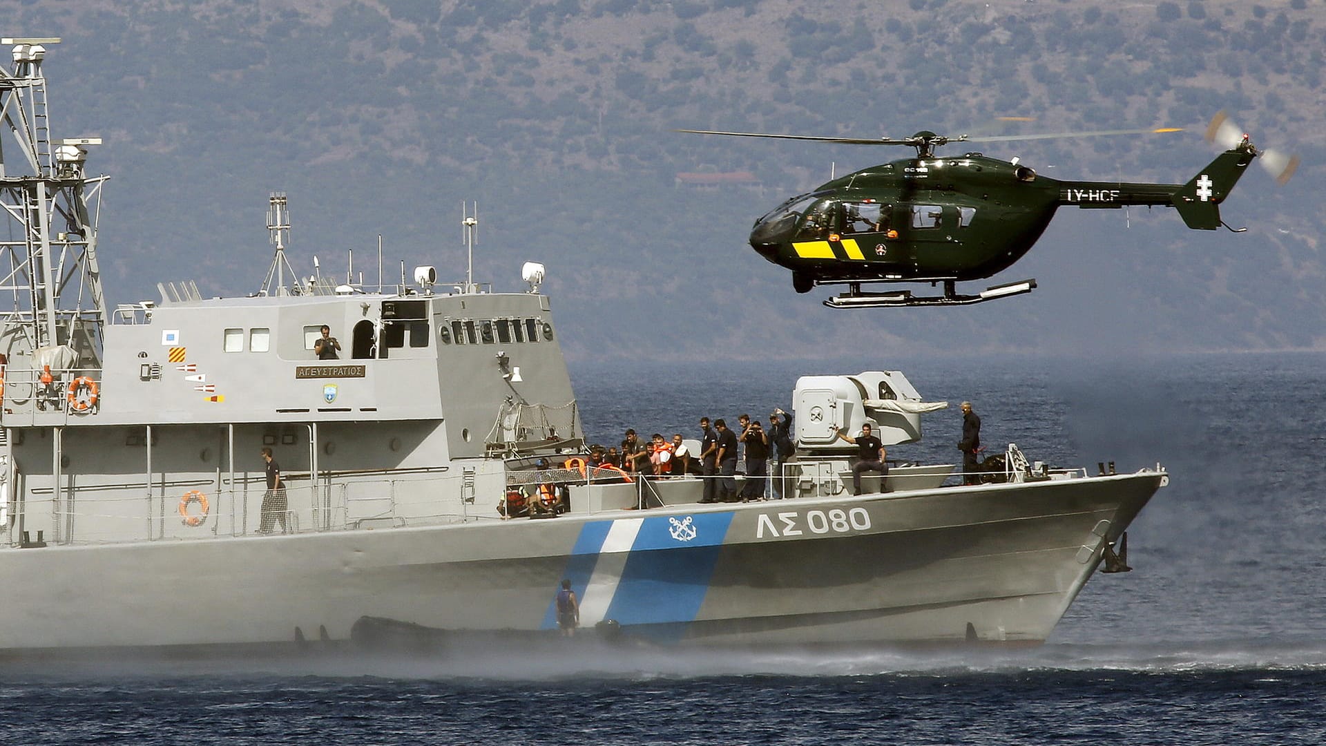 Ein Frontex-Hubschrauber und ein griechisches Küstenwachschiff bei der Arbeit: Ein Gesetzesvorschlag sah vor, dass die Grenzschutzagentur massiv aufgestockt werden soll. Daraus wird wohl nichts.