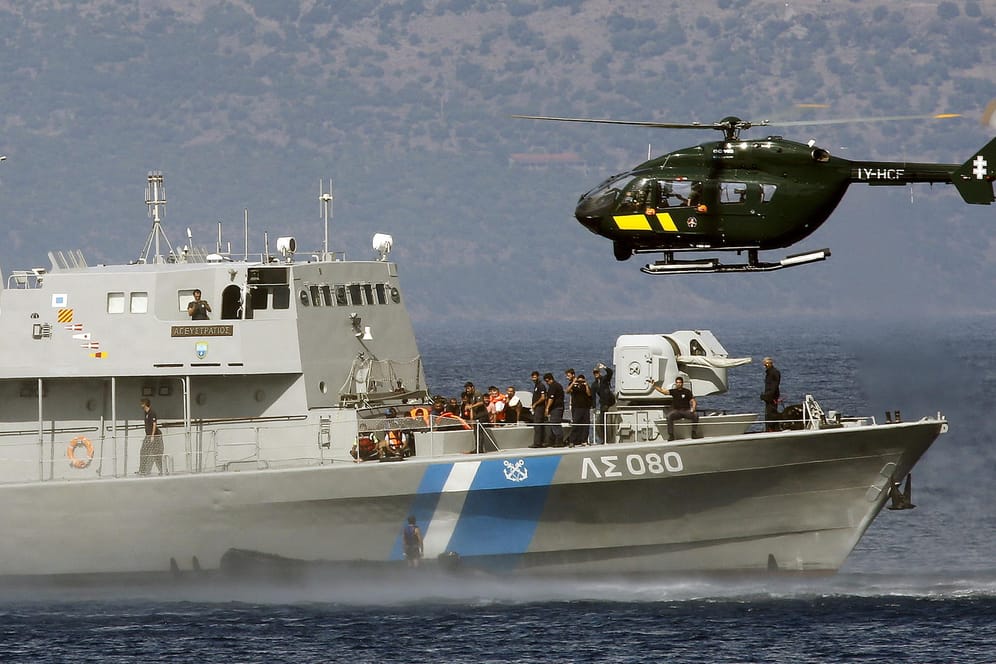Ein Frontex-Hubschrauber und ein griechisches Küstenwachschiff bei der Arbeit: Ein Gesetzesvorschlag sah vor, dass die Grenzschutzagentur massiv aufgestockt werden soll. Daraus wird wohl nichts.