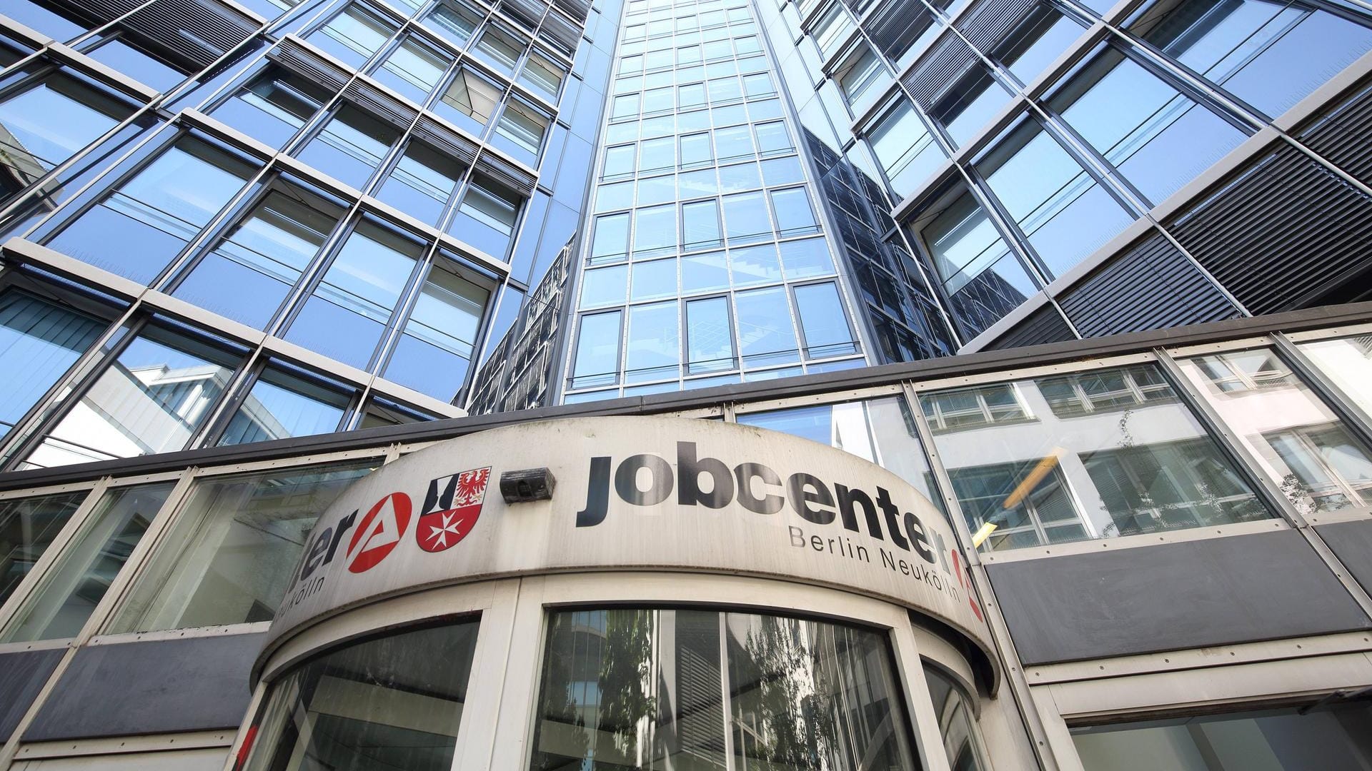 Das Jobcenter in Berlin-Neukölln: Allein in der Hauptstadt bekommen 75 Prozent der Erwerbslosen Hartz IV. Das Jobcenter in Berlin-Neukölln: Allein in der Hauptstadt bekommen 75 Prozent der Erwerbslosen Hartz IV.