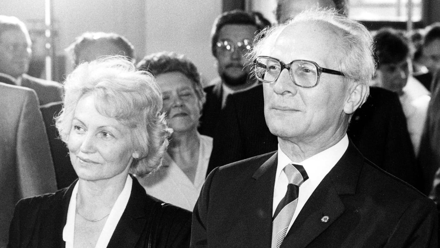 Margot und Erich Honecker: Beide starben in Chile. Ihre Urnen seien aber bisher nicht begraben, teilte ein Enkel der Honeckers mit.