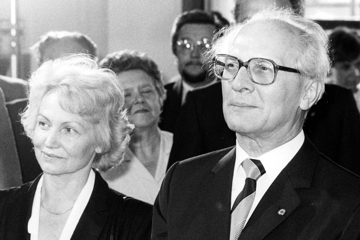 Margot und Erich Honecker: Beide starben in Chile. Ihre Urnen seien aber bisher nicht begraben, teilte ein Enkel der Honeckers mit.