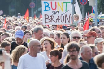 Teilnehmer einer Demo #wirsindmehr in Hannover: In Ostdeutschland marschieren Rechte auf den Straßen. Die Verteidiger der liberalen Demokratie müssen lauter werden.
