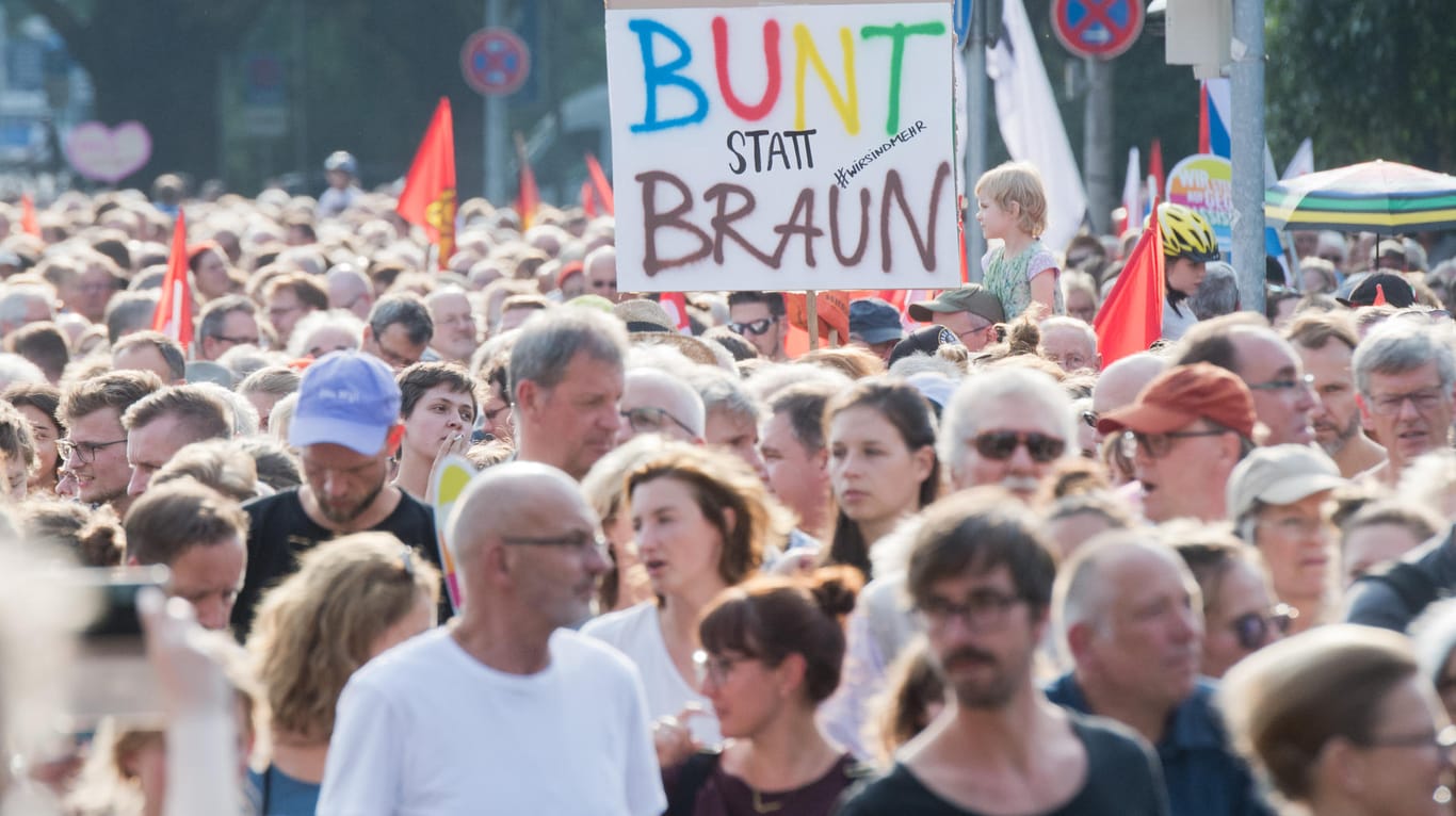 Teilnehmer einer Demo #wirsindmehr in Hannover: In Ostdeutschland marschieren Rechte auf den Straßen. Die Verteidiger der liberalen Demokratie müssen lauter werden.