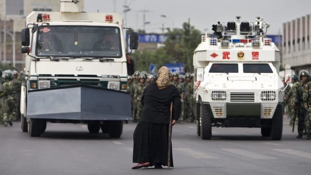 Massives Aufgebot von Sicherheitskräften bei einer Demonstration in Ürümqi in der Provinz Xinjiang. Massives Aufgebot von Sicherheitskräften bei einer Demonstration in Ürümqi in der Provinz Xinjiang.