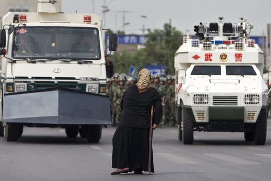 Massives Aufgebot von Sicherheitskräften bei einer Demonstration in Ürümqi in der Provinz Xinjiang.