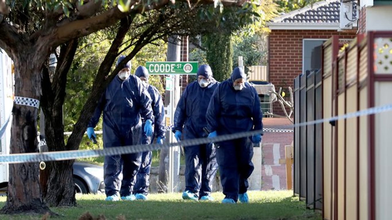 Spurensicherung in Perth: Polizisten untersuchen das Grundstück, auf dem die Toten entdeckt wurden.