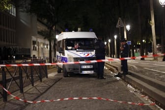 Polizeibeamte sichern den Ort eines Messerangriffs in Paris.