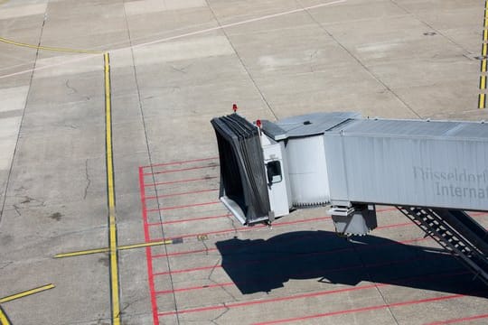 Passagiertunnel am Flughafen Düsseldorf, von wo aus Sami A.