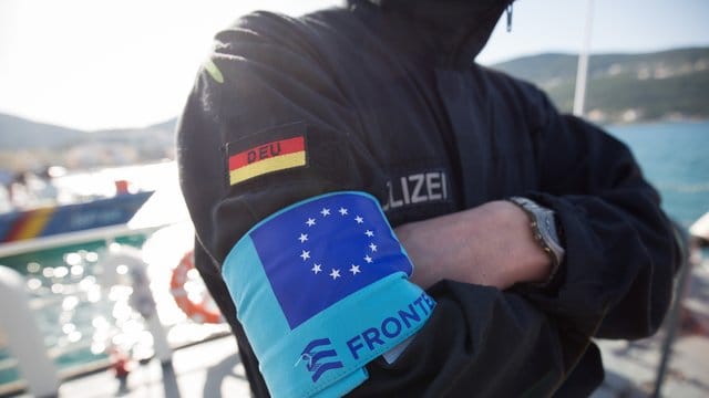 Gesetzespläne der EU-Kommission sehen vor, die Grenzschutzagentur Frontex zu vergrößern und mit neuen Befugnissen auszustatten. Gesetzespläne der EU-Kommission sehen vor, die Grenzschutzagentur Frontex zu vergrößern und mit neuen Befugnissen auszustatten.