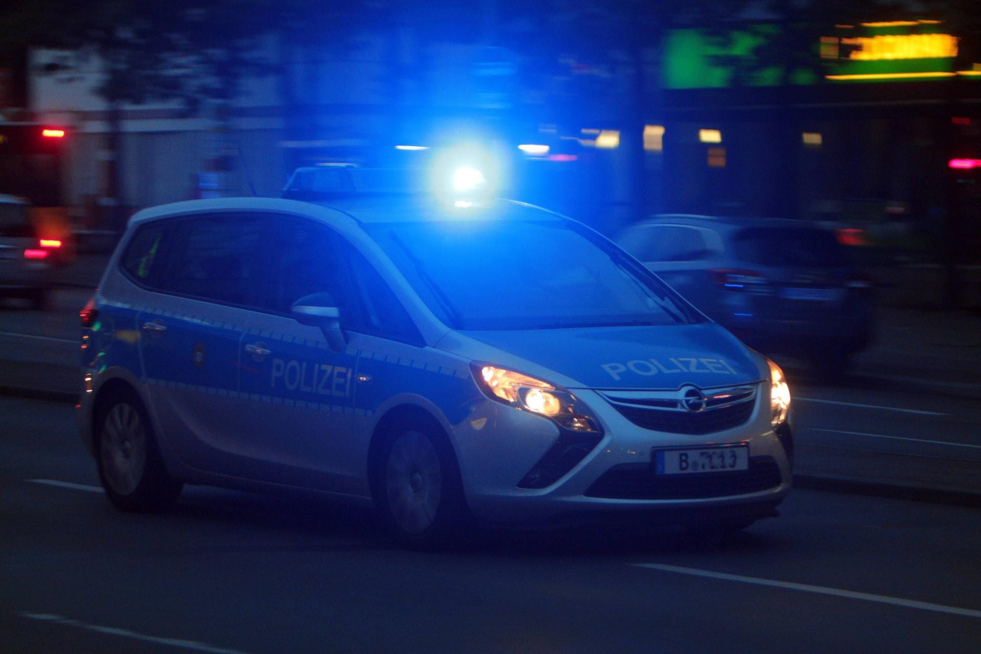 Ein Polizeiauto mit Sirene: In Berlin-Neukölln wurde ein Mann bei einer Schießerei getötet.