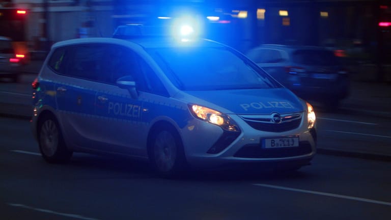Ein Polizeiauto mit Sirene: In Berlin-Neukölln wurde ein Mann bei einer Schießerei getötet.