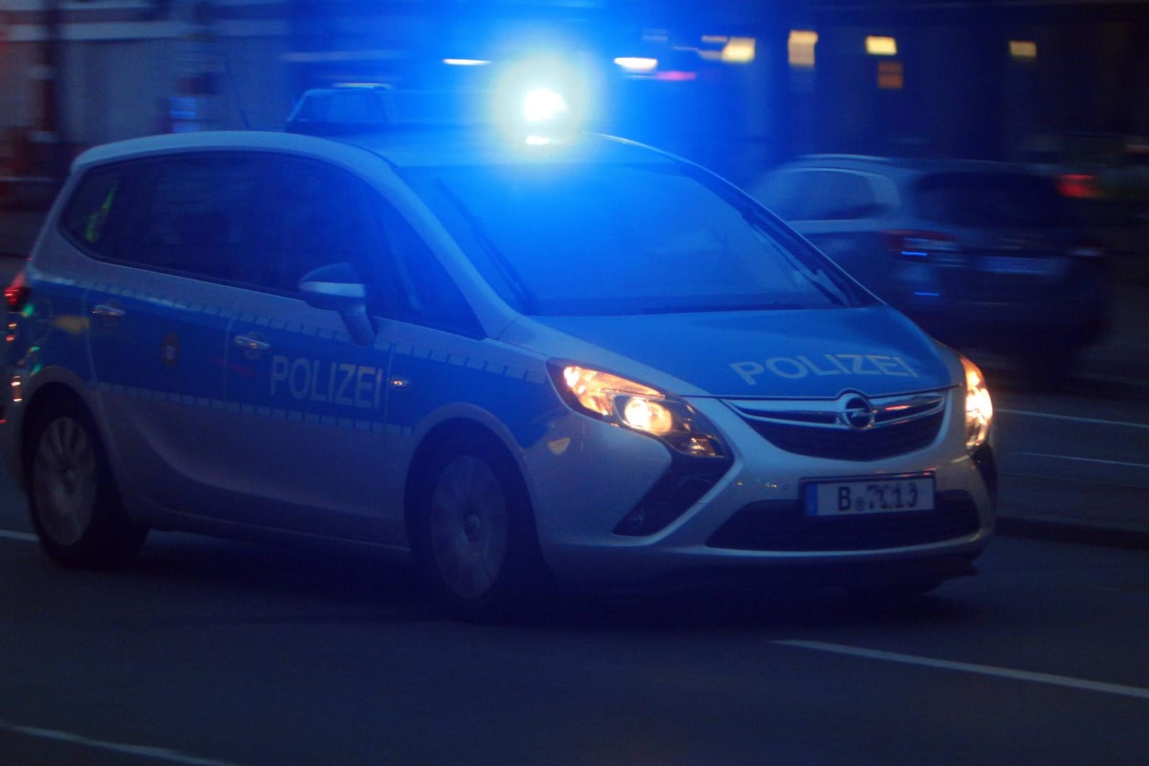 Ein Polizeiauto mit Sirene: In Berlin-Neukölln wurde ein Mann bei einer Schießerei getötet.