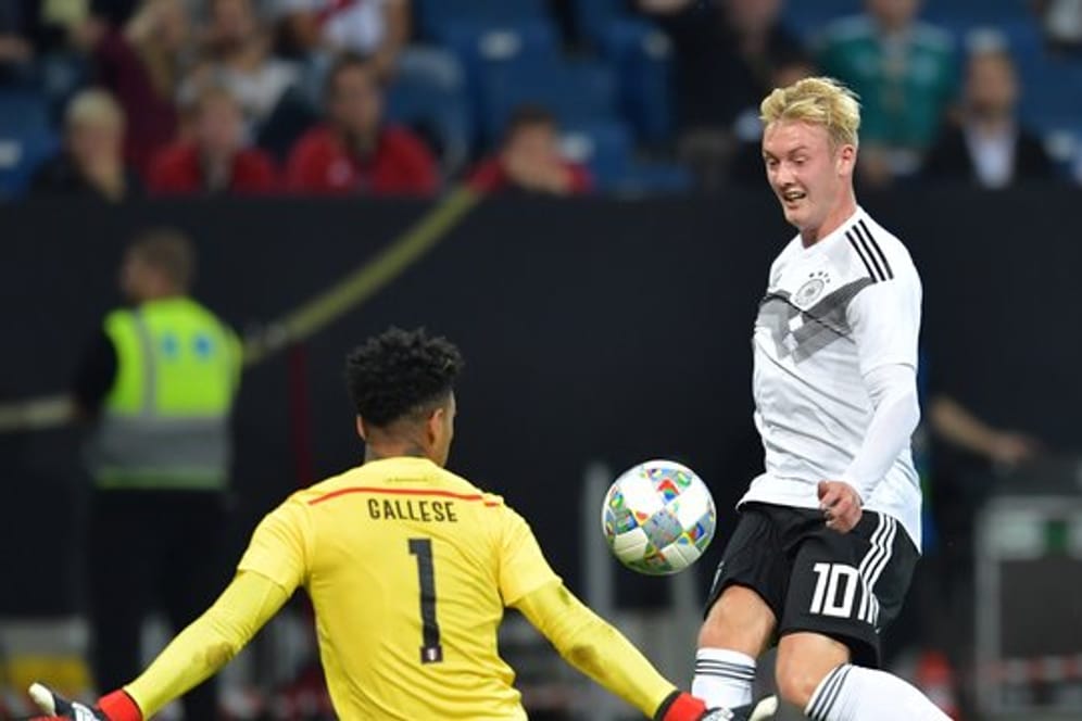 Julian Brandt (r) schießt am peruanischen Torwart Pedro Gallese vorbei das 1:1.