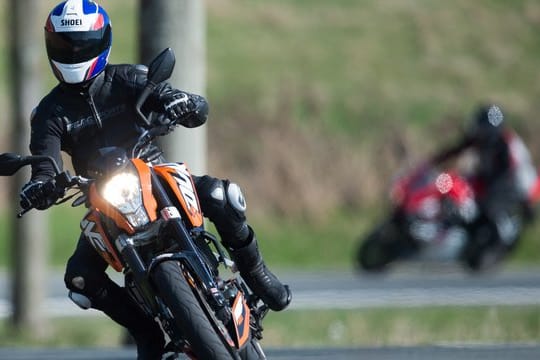 Bei Kurvenfahrten drücken Biker am besten ein wenig am kurveninneren Lenkerende.