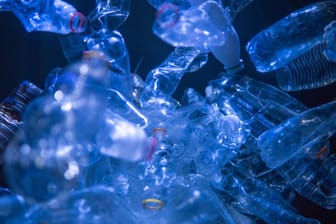Plastikflaschen im Meer: Manche Unternehmen versuchen etwas gegen die Plastikflut zu tun.