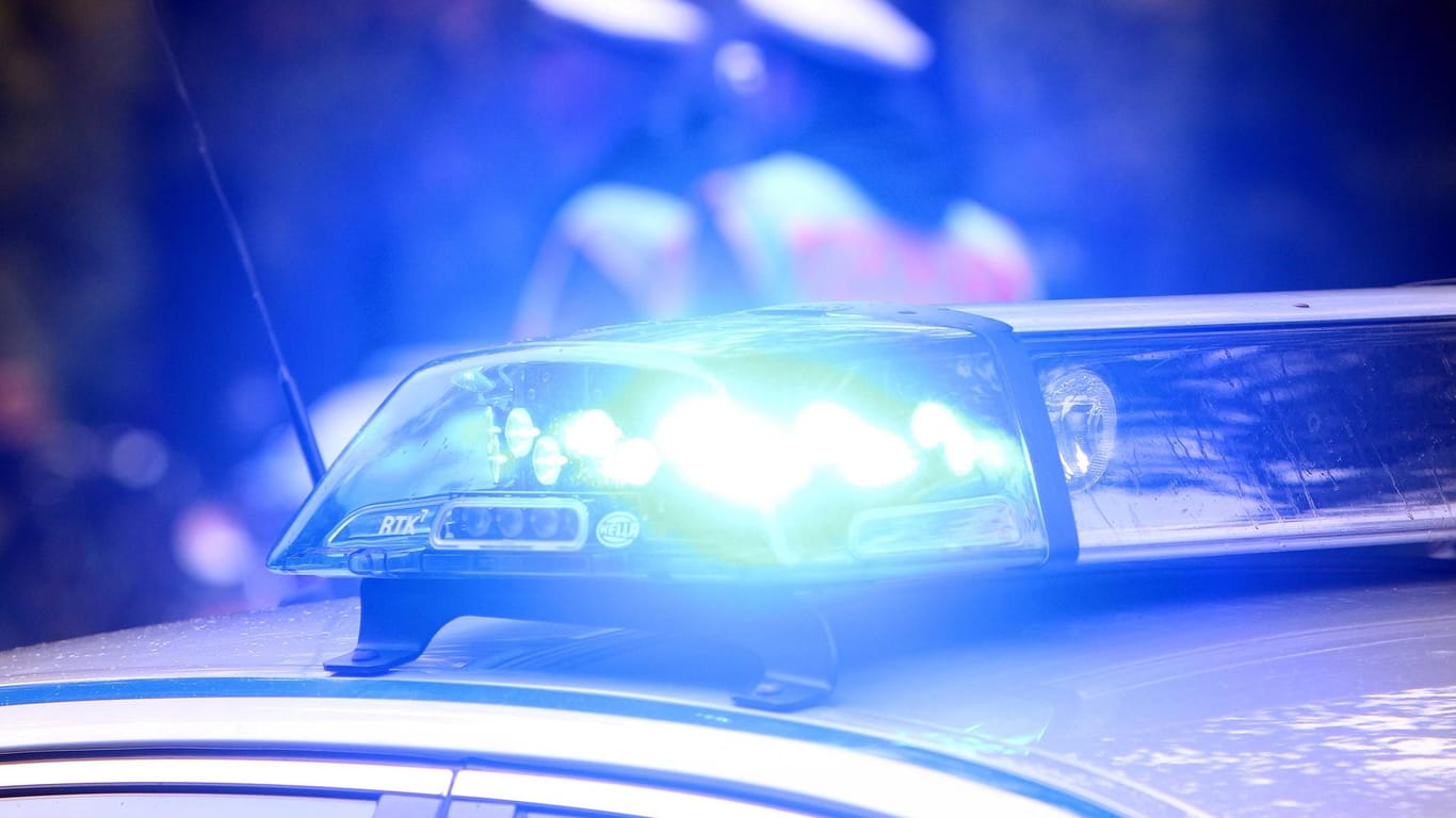 Einsatzwagen der Polizei mit eingeschaltetem Blaulicht: Ein Mann wurde in Stendal von flüchtigen Bekannten gefesselt und ausgeraubt.