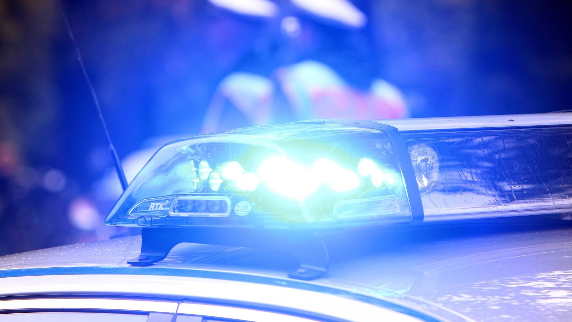 Einsatzwagen der Polizei mit eingeschaltetem Blaulicht: Ein Mann wurde in Stendal von flüchtigen Bekannten gefesselt und ausgeraubt. Einsatzwagen der Polizei mit eingeschaltetem Blaulicht: Ein Mann wurde in Stendal von flüchtigen Bekannten gefesselt und ausgeraubt.