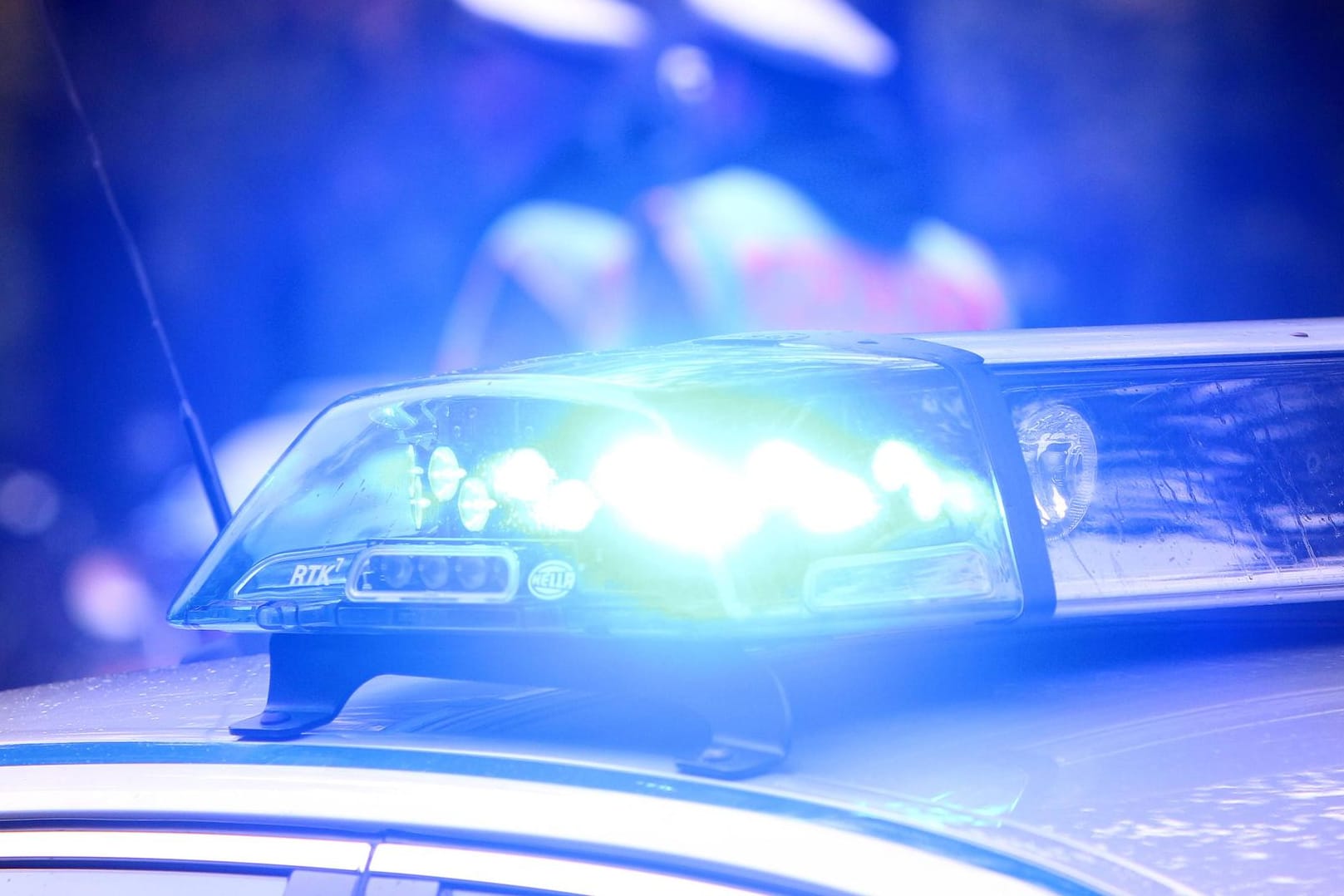 Einsatzwagen der Polizei mit eingeschaltetem Blaulicht: Ein Mann wurde in Stendal von flüchtigen Bekannten gefesselt und ausgeraubt.