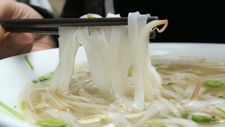 Reisnudeln schmecken neutral und kommen deshalb vor allem in würzigen Suppen zum Einsatz.